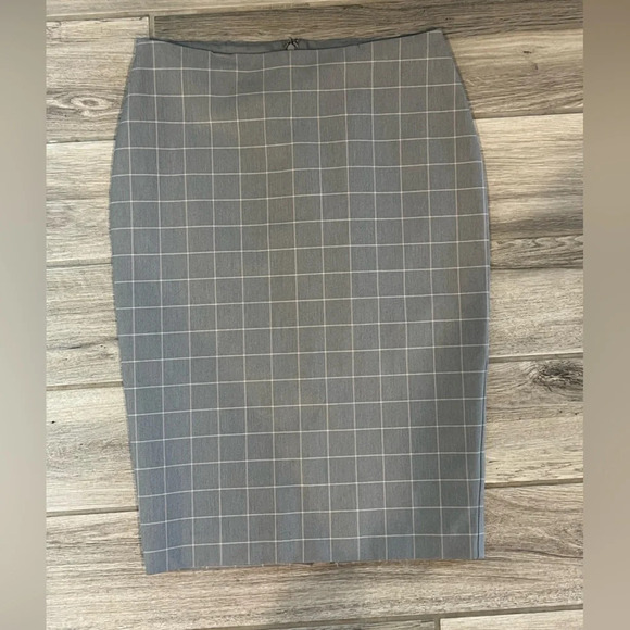 LIKE NEW Express Lined Grey plaid midi skirt size 8 no signs of wear or stains - Picture 1 of 13